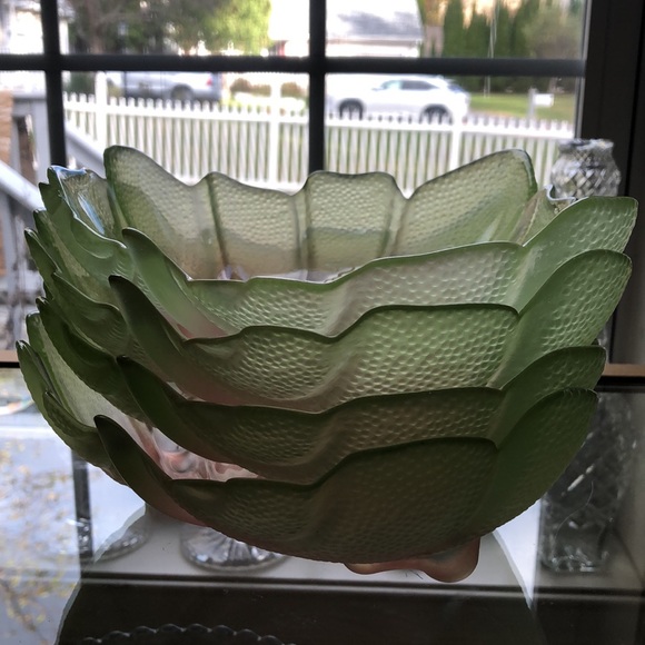 4 Art Vintage green/pink leaf glass bowls 8 1/2” long x 9” wide x 2 1/2” deep - Picture 6 of 10